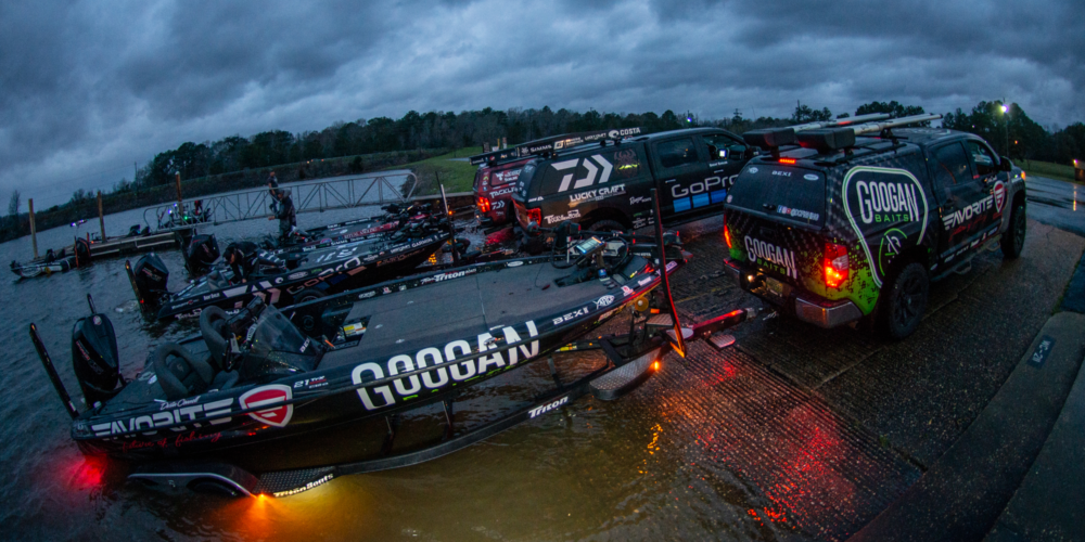 Image for PRACTICE DAY 2: Field Prepares for Wet, Windy Day on Lake Eufaula