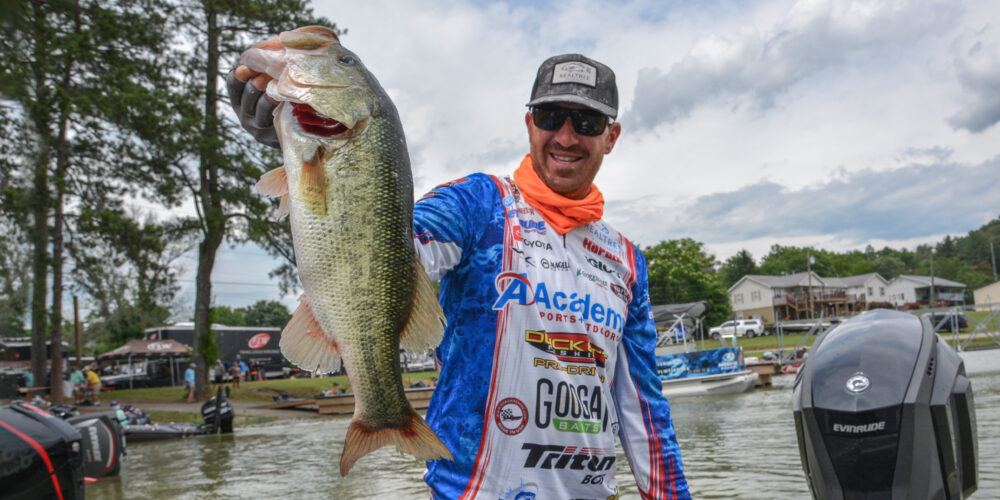 Reyes Takes Lead at Lake Chickmauga FLW Super Tournament, Wheeler Solid in  Second - Major League Fishing