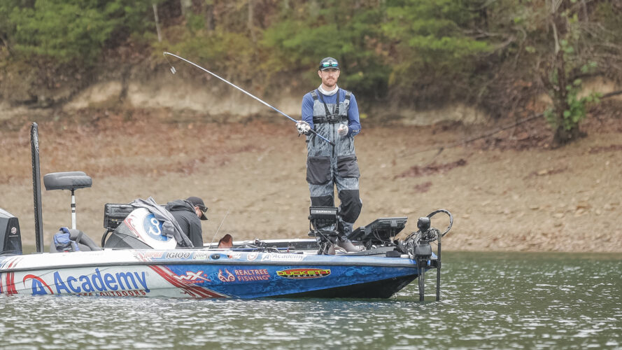 Sinking a Staysee for Winter Bass - Major League Fishing