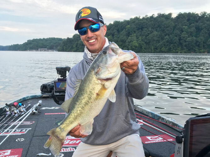 Meyer and Knight Break Down Glide Baits - Major League Fishing