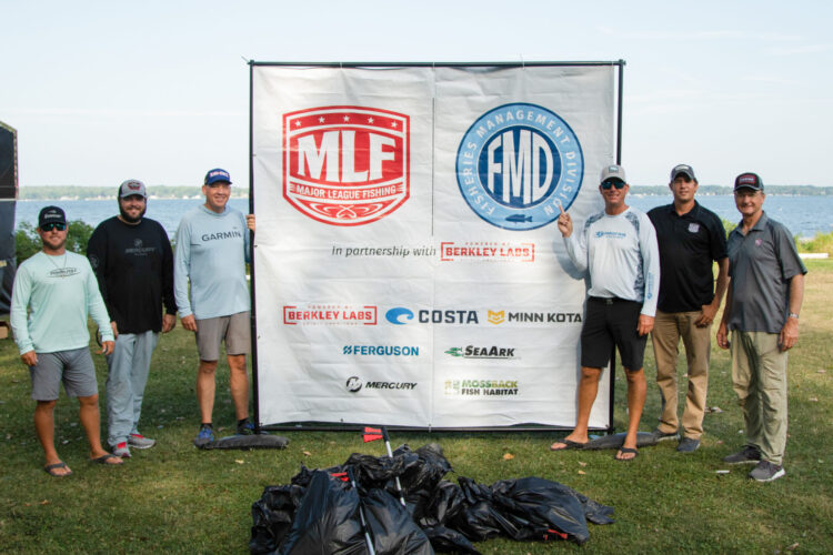 Image for Pros Use Their Off Day to Help Clean Up Cayuga Lake Shoreline at Stage Six