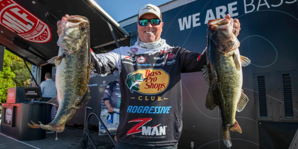 Image for Walker leads Okeechobee slugfest with 28-1, 15 pros top 20 pounds