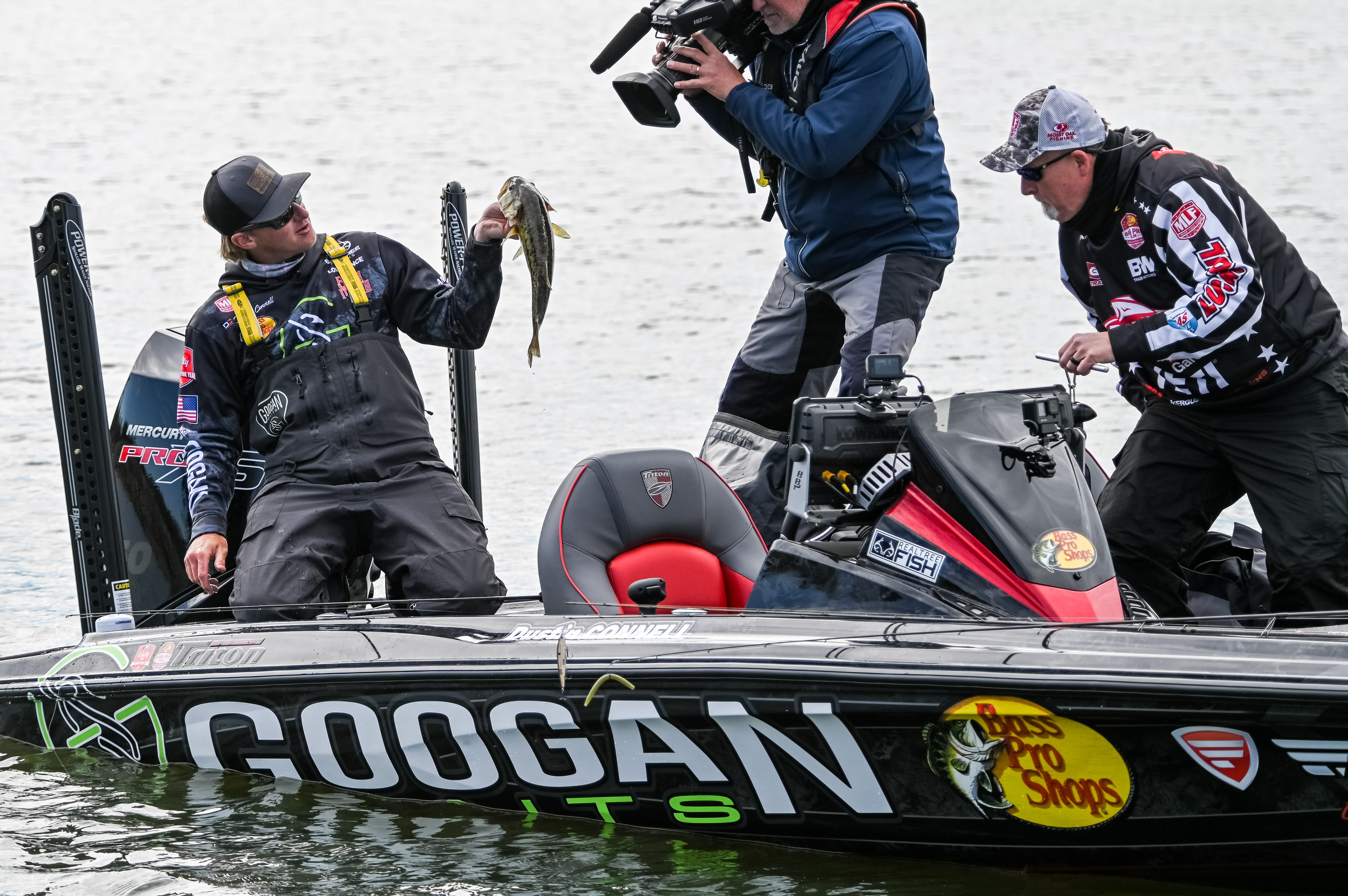 Dustin Connell leads Day 1 of Bass Pro Shops REDCREST Presented by Shore  Lunch - Major League Fishing
