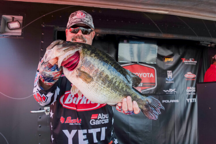 Image for GALLERY: Weigh-in on cut day at Okeechobee