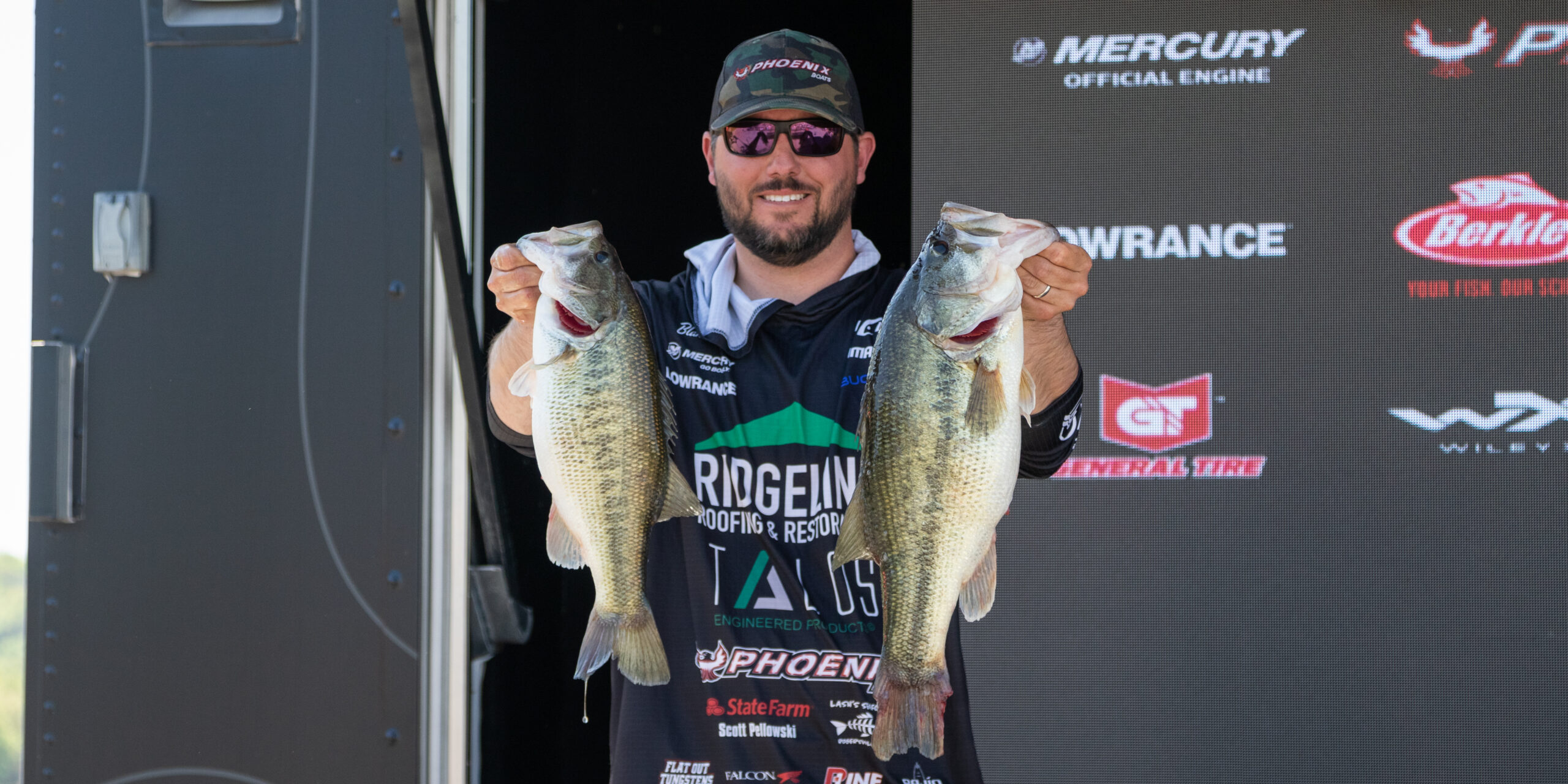 Hall leads on Eufaula with 22-2 out of the gate - Major League Fishing