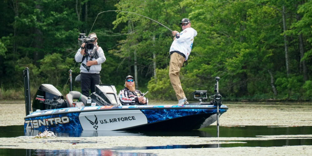 Andy Morgan on top for Group B at General Tire Heavy Hitters Presented by  Bass Pro Shops - Major League Fishing
