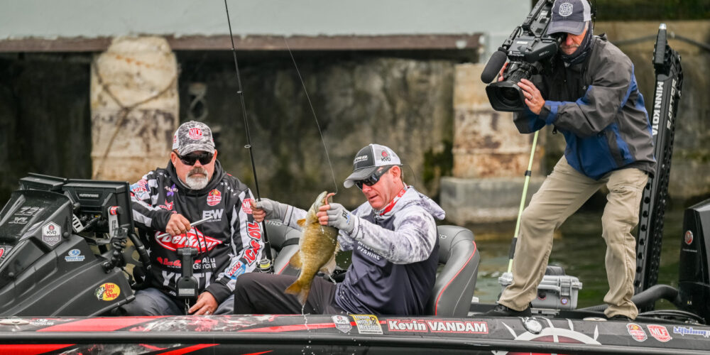 Image for VanDam blasts 28 pounds, leads surge of 24-plus-pound bags on Cayuga Lake 