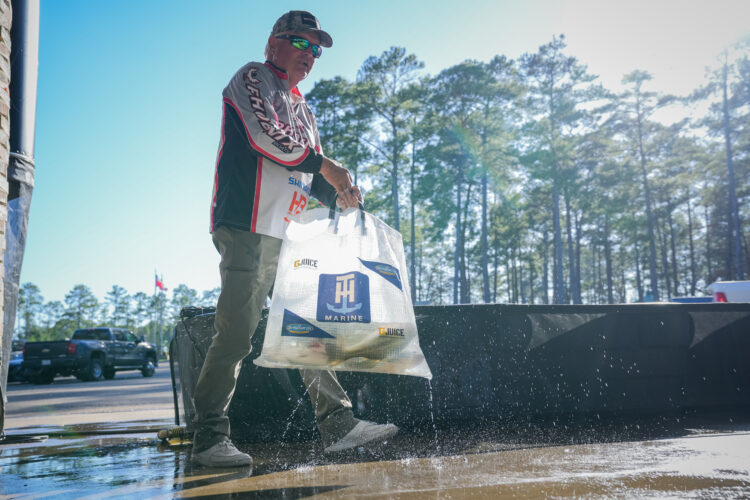 Image for GALLERY: Sam Rayburn shows out at the Day 1 weigh-in
