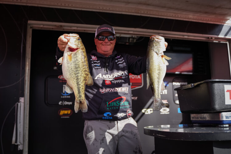 GALLERY: Weighing tanks on Day 1 at Clear Lake - Major League Fishing