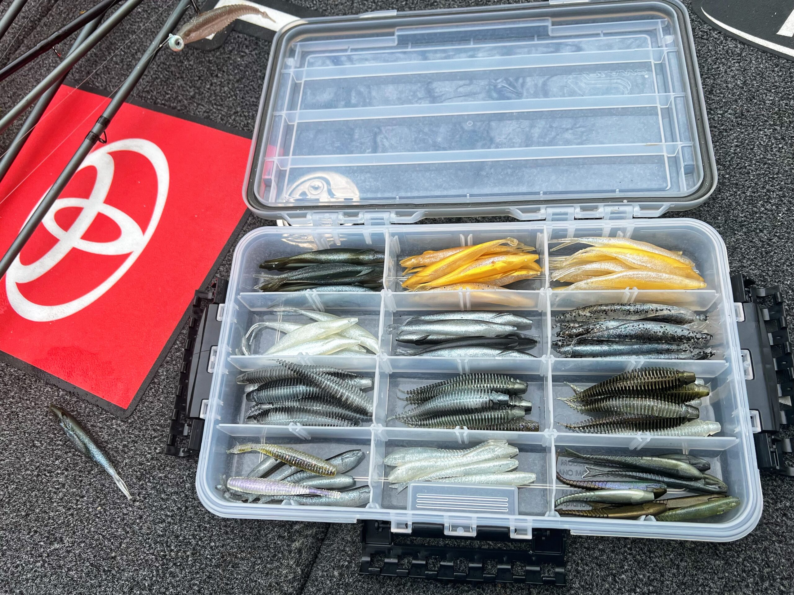 Big Show Scroggins making use of homemade minnows during Stage Three -  Major League Fishing