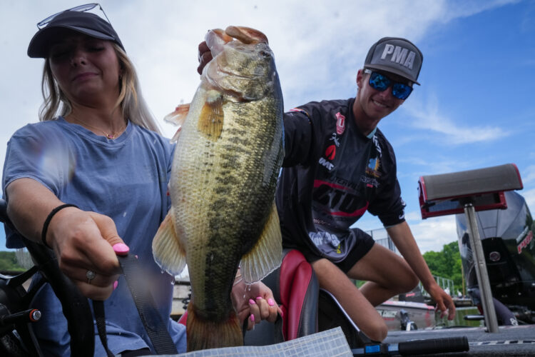 Image for GALLERY: Scenes from a lights-out final weigh-in at Chickamauga