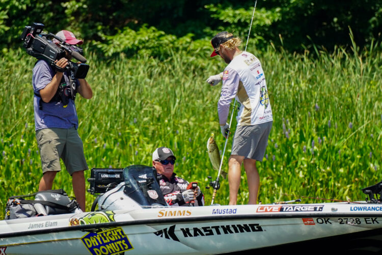 Image for GALLERY: DeFoe sets the pace as drama builds on the Potomac River during Stage 6 Championship Round