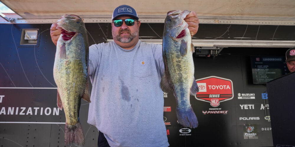 Image for Akers seizes the lead on Day 2 at Lake of the Ozarks