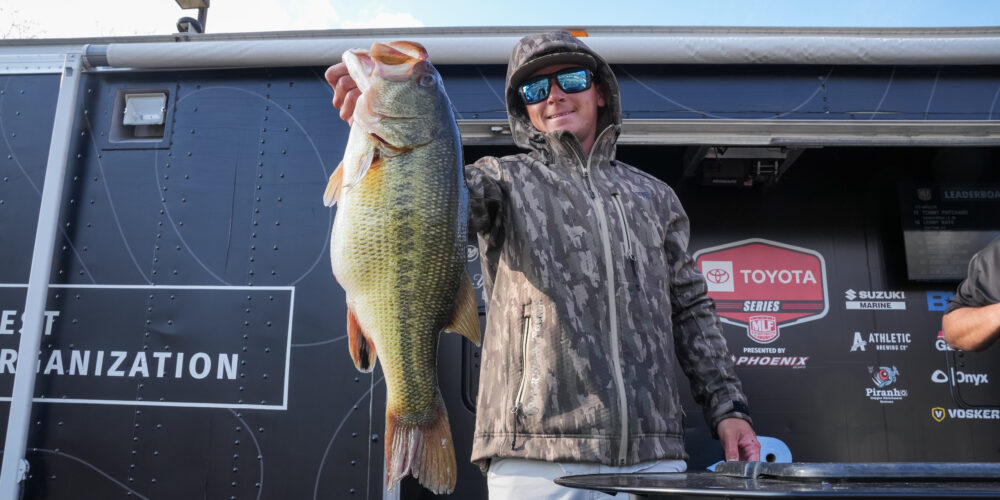 Image for Weekley rides 7-11 big bass to lead at Guntersville Toyota Series