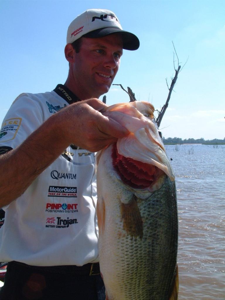 Image for VanDam proves fan-tastic during opening round of FLW competition on Red River