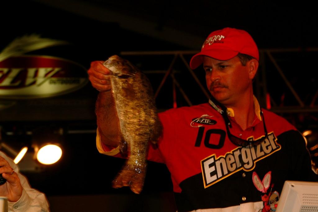 Image for Yelas storms back to win 2002 FLW Angler of the Year title