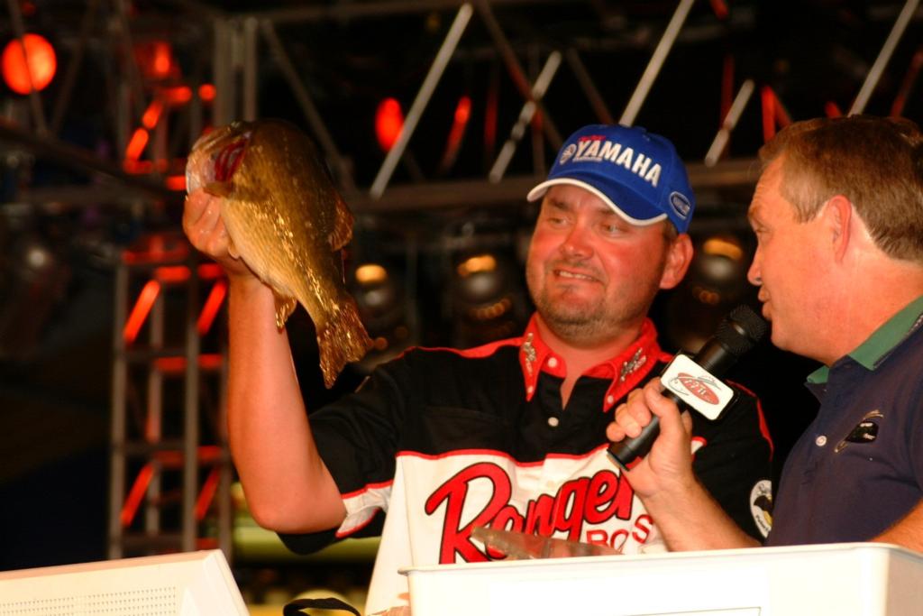 Image for Hackney hauls in lead at 2002 FLW Championship