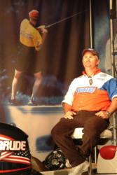 Pro Ricky Shumpert of Lexington, S.C., sits on the hot seat during semifinal weigh-in.