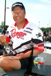 Pro Chris Cox of Appleton, Wis., won nearly $20,000 along with a fully rigged ranger boat for winning the EverStart Northern opener on the Detroit River.