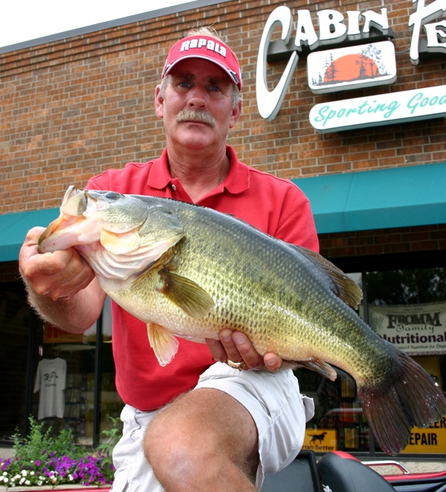 Image for FLW Tour pro lands Minnesota state-record largemouth