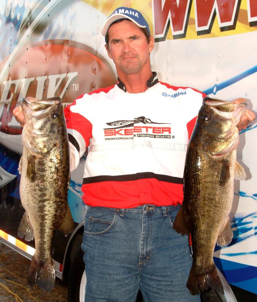 Hawkes hooks two big ones, leads at Okeechobee - Major League Fishing