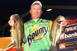 Craig Powers of Rockwood, Tenn., took over the lead in the Pro Division at the 2006 Wal-Mart Open after landing a total two-day catch weighing 31 pounds, 4 ounces.