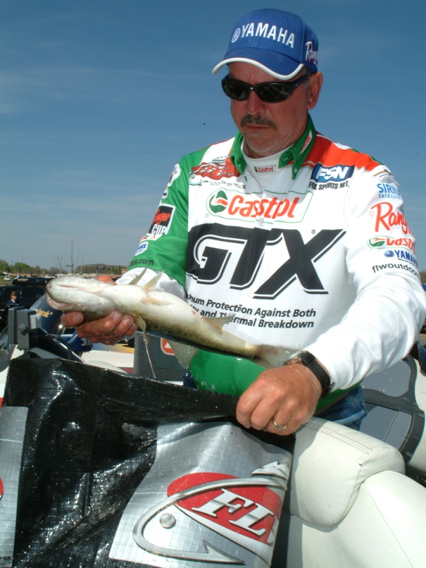 Image for Castrol anglers to teach fishing techniques prior to Wal-Mart FLW Tour event on Kentucky Lake