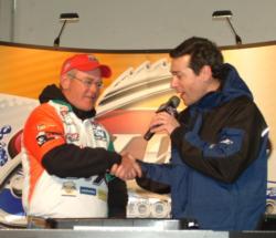 Co-angler leader Mark Phillips shakes hands with FLW Outdoors TV host Keith Lebowitz.