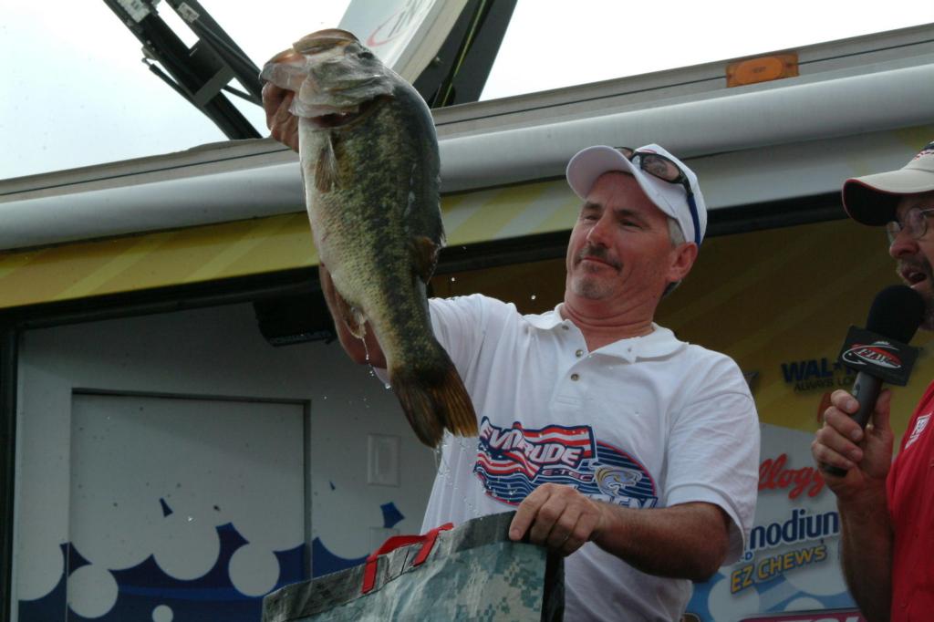 Image for Co-angler Ballard wins by 24-pound, 3-ounce margin