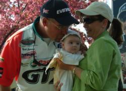 After taking the lead on his home water, Castrol pro Nick Johnson takes a moment to kiss his baby daughter.