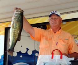 Bill Bowen of Caledonia, Miss., leads the Co-angler Division in the chase for a Stren Central win with a five-bass limit weighing 15 pounds, 13 ounces. 