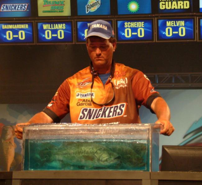Pro leader Chris Baumgardner drops a 16-pound, 7-ounce limit on the scale.