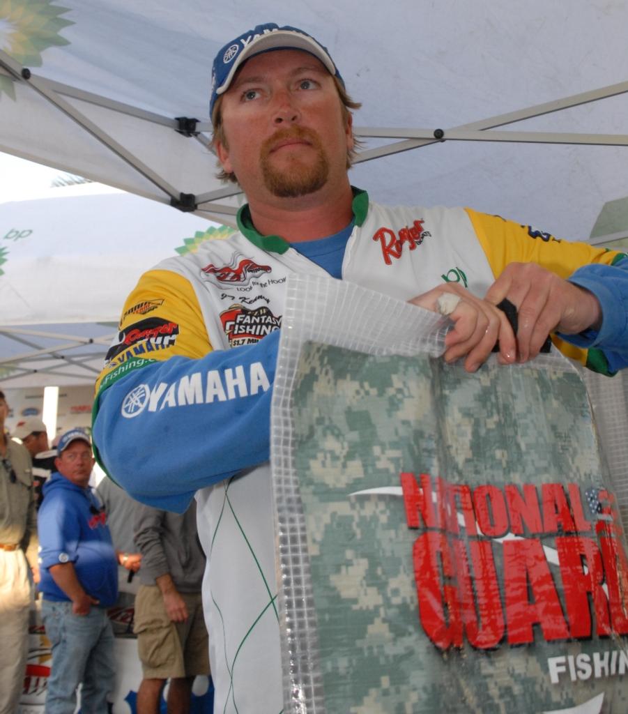 Image for Kenney lays up, retains FLW Series lead