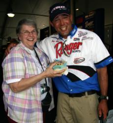 Kevin Long knows that one of the most endearing benefits of being a professional angler is having fans like Joanne McMurray who brought cheeseburgers and cookies for her favorite anglers.