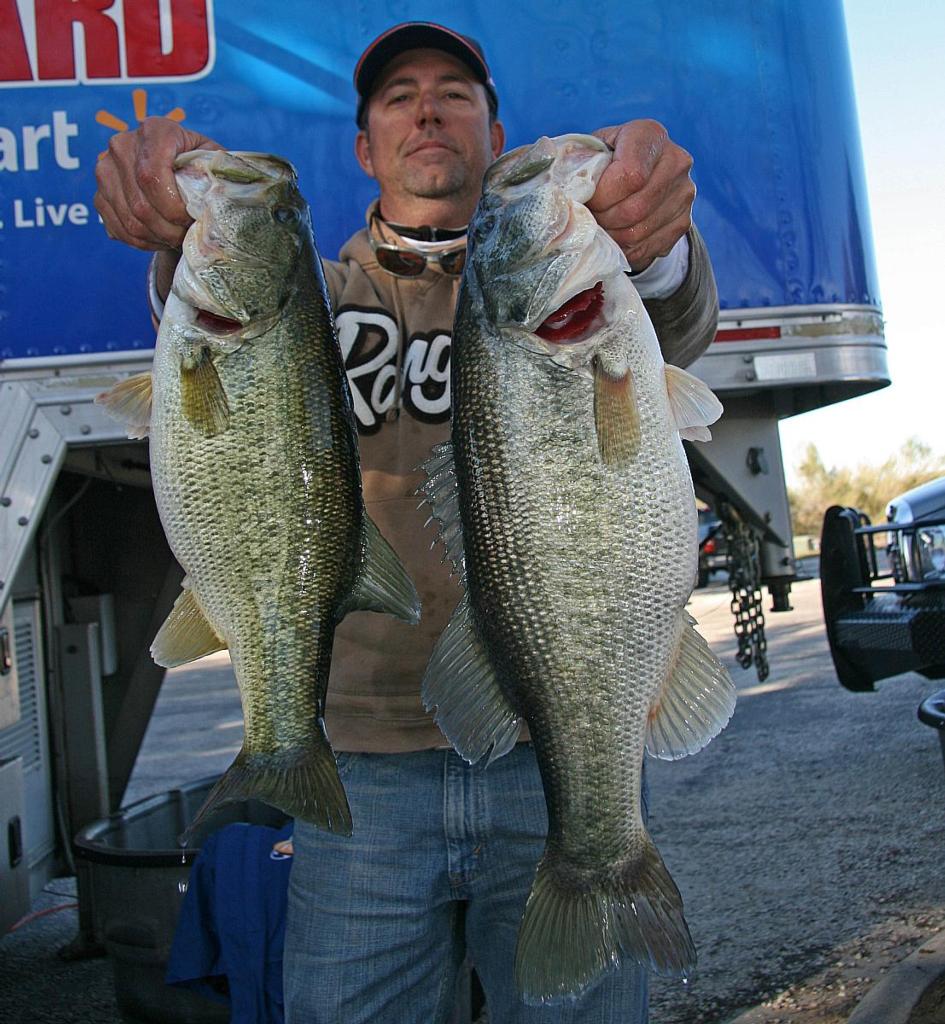 Another big limit keeps Owens on top at Choke Canyon - Major League Fishing