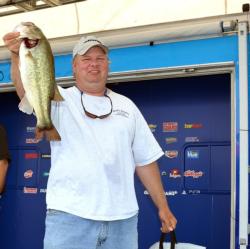 Pro Mike Reynolds of Modesto, Calif., who caught five bass weighing 13-15, is second in the FLW Tour Major on the Red River.