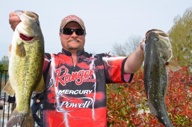 Pro Wayne Breazeale of Kelseyville, Calif., parlayed a total catch of 48 pounds, 2 ounces into a third-place finish during today's EverStart competition on Clear Lake.
