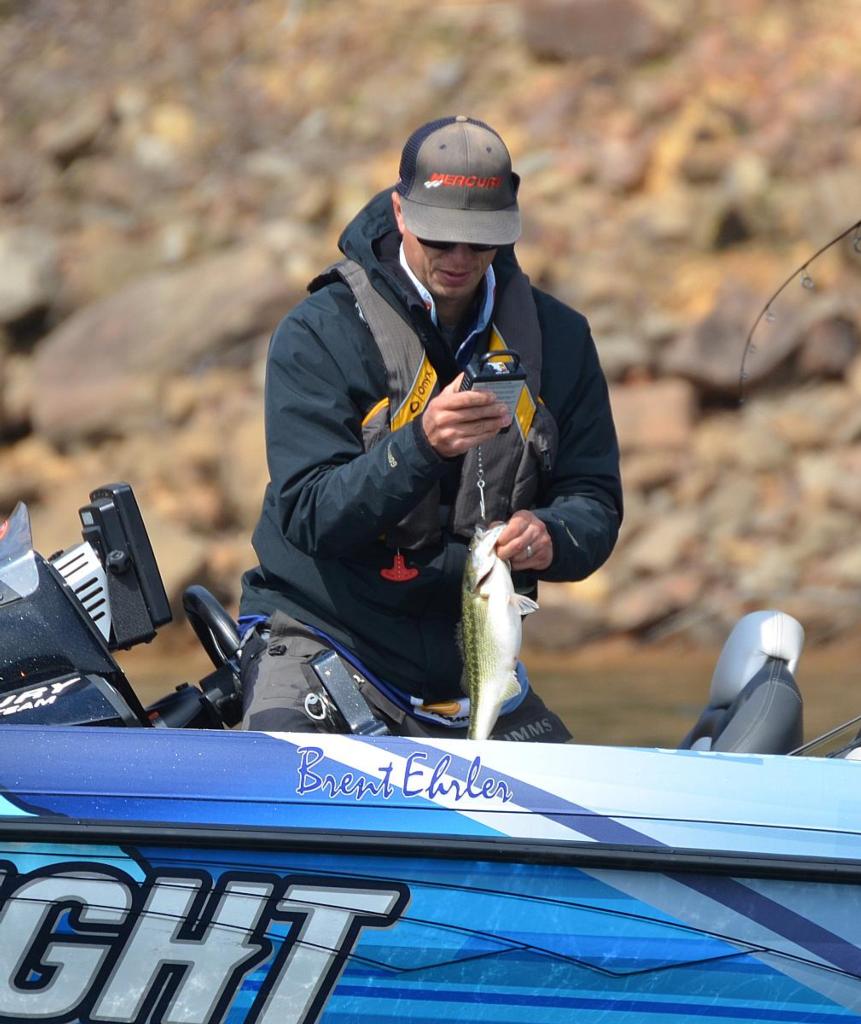 Image for Ehrler maintains lead at Walmart FLW Tour on Lewis Smith Lake presented by Evinrude