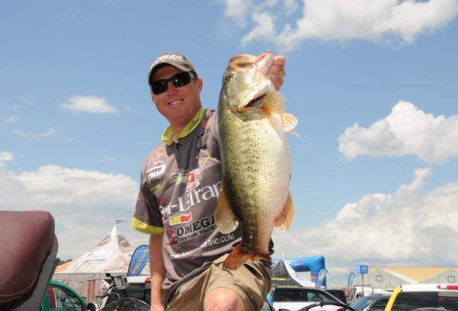 Casey Martin shows off the exclamation point: An 8-5 kicker that anchored his final day 30-pound limit.