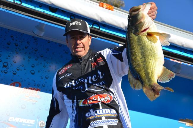 Co-angler Todd Kline of San Clemente, Calif., shows off his whopping 9-plus-pound largemouth shortly before winning the Rayovac FLW Series tournament title on Lake Havasu.