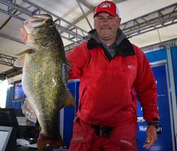 Co-angler Tim Beale found 18-4 on day one to sit tied for the lead.
