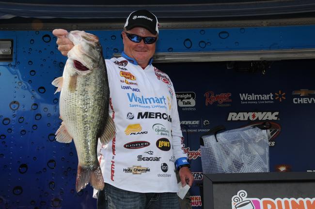 Mark Rose also caught the big bass in the Pro Division weighing in at 7-9.