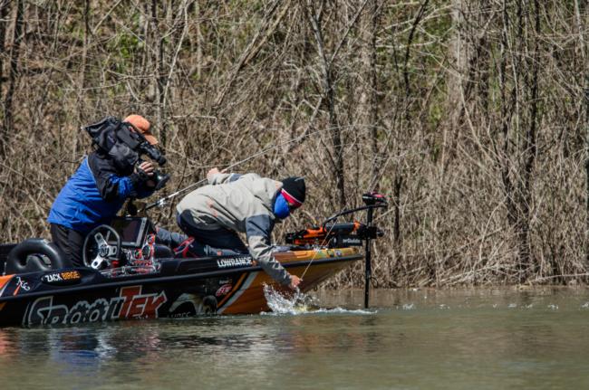 Who needs a net anyway Zack Birge? Day three of the Walmart FLW Tour on Lewis Smith Lake.