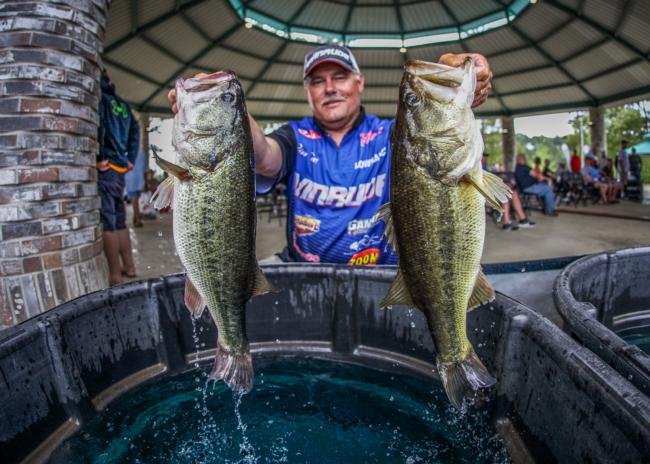 Jim Tutt stands a good chance to make the top-10 cut. He's in fifth with 21-13.