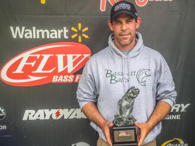 Co-angler Chad Schultz of Roscoe, Ill., won the May 9 Great Lakes Division event on the Mississippi River with a 12-pound, 12-ounce limit and took home over $2,300.