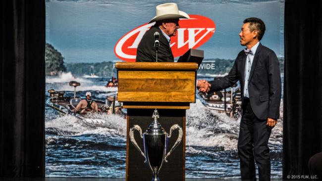 Shin Fukae accepts the Angler Sportsmanship Award from Forrest L. Wood. 