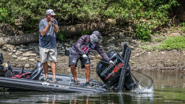 Brad Knight gives co-angler David Hudson a hand with the net.