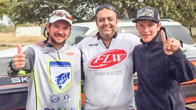 Jaime Luengo congratulates Chema Rosillo and Eduardo Silvestre on their amazing accomplishment.
