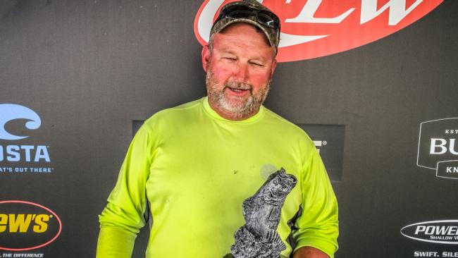 Co-angler Bobby Hyde of Loganville, Ga., won the April 30 Bulldog Division event on Lake Oconee with a 14-pound, 9-ounce limit and took home over $2,100 in winnings. 