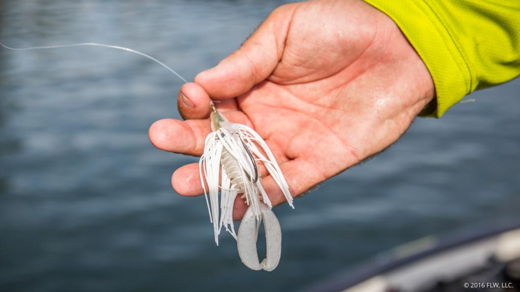 Use a WHITE SPINNERBAIT to Catch BASS! 